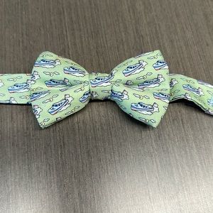 Vineyard Vines boys pre tied bow tie